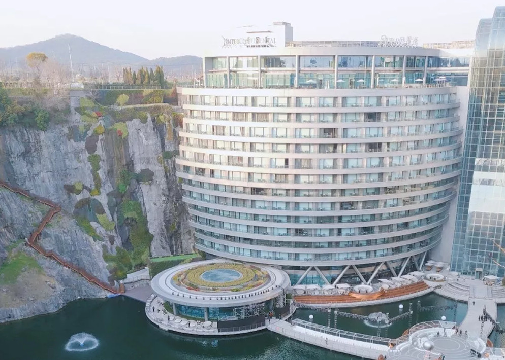 英国小哥哥带你看建在坑里的“网红酒店”