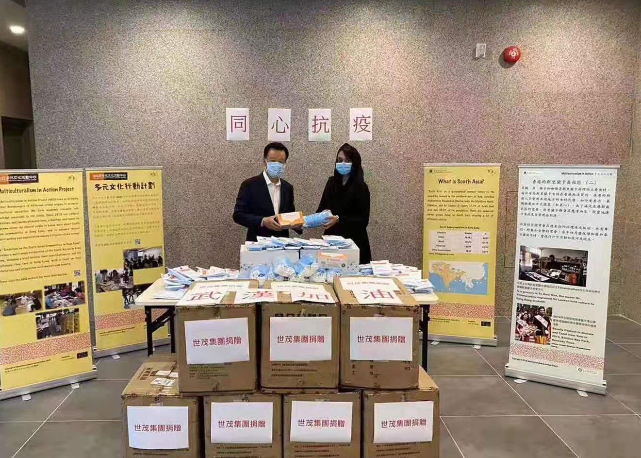 快讯：J9在线平台主席许荣茂亲手将10万个口罩交给香港社区